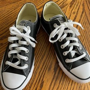 Chuck Taylor All Star Leather
UNISEX LOW TOP SHOE